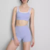 Kaksikerroksinen urheilullinen crop-toppi