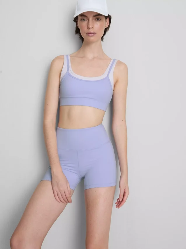 Kaksikerroksinen urheilullinen crop-toppi