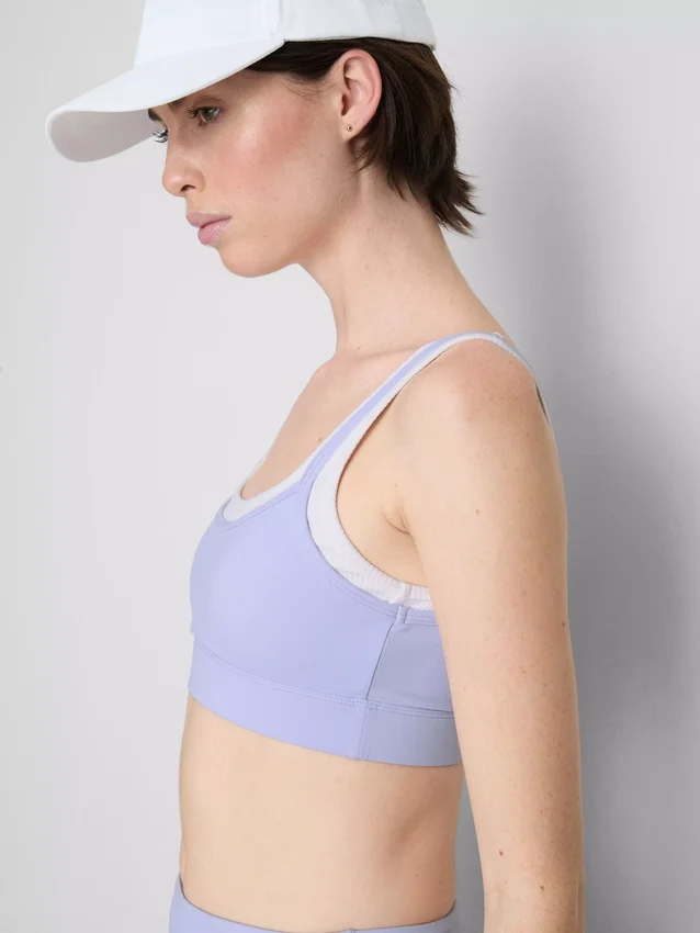 Kaksikerroksinen urheilullinen crop-toppi