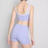 Kaksikerroksinen urheilullinen crop-toppi