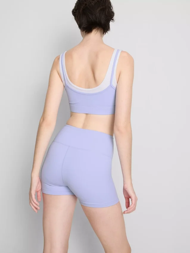 Kaksikerroksinen urheilullinen crop-toppi