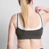 Kaksikerroksinen urheilullinen crop-toppi