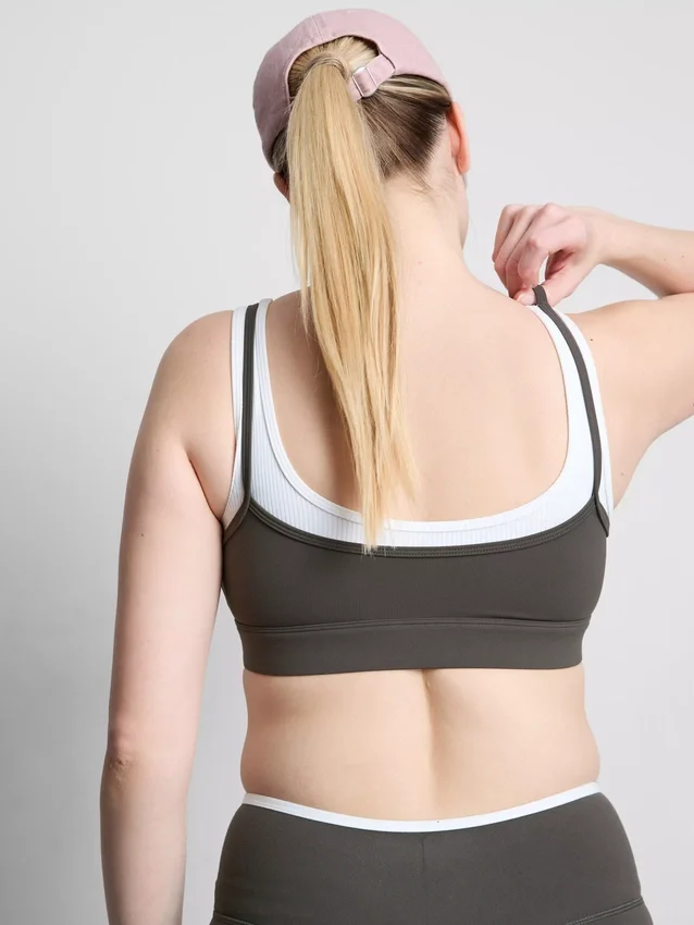 Kaksikerroksinen urheilullinen crop-toppi
