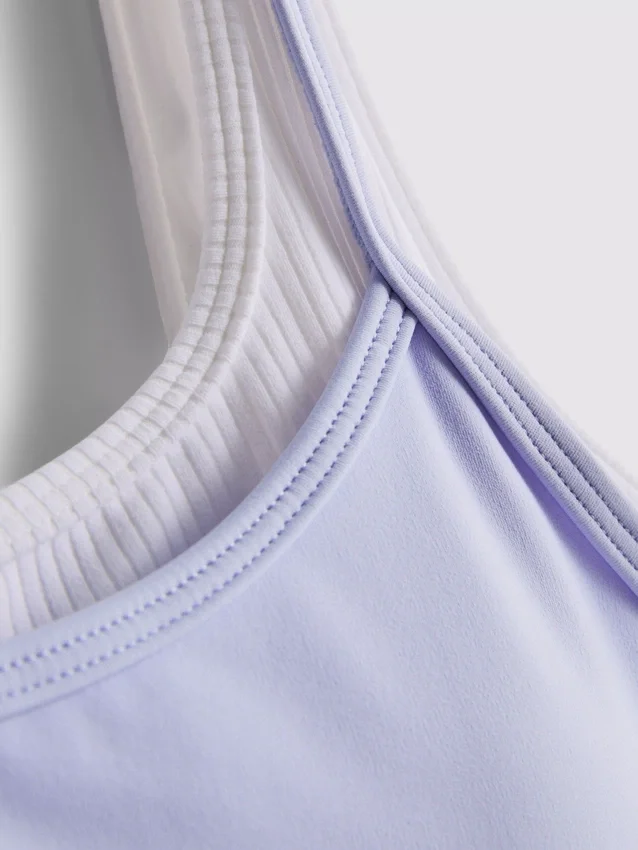 Kaksikerroksinen urheilullinen crop-toppi