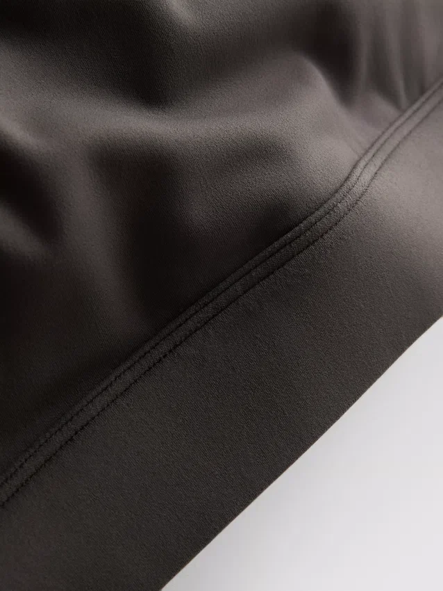 Kaksikerroksinen urheilullinen crop-toppi