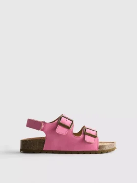 Kaksinkertaisella soljella varustetut slingback-sandaalit