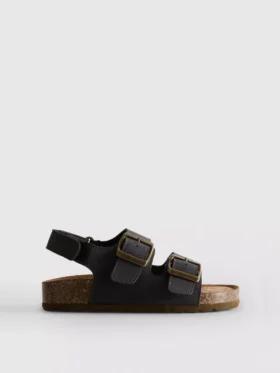 Kaksinkertaisella soljella varustetut slingback-sandaalit