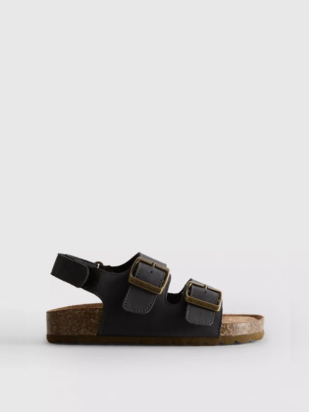Kaksinkertaisella soljella varustetut slingback-sandaalit