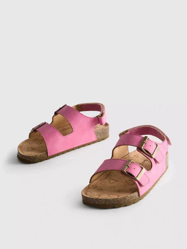 Kaksinkertaisella soljella varustetut slingback-sandaalit