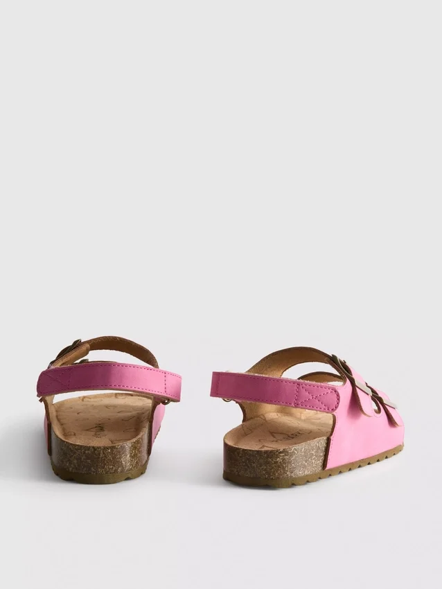 Kaksinkertaisella soljella varustetut slingback-sandaalit
