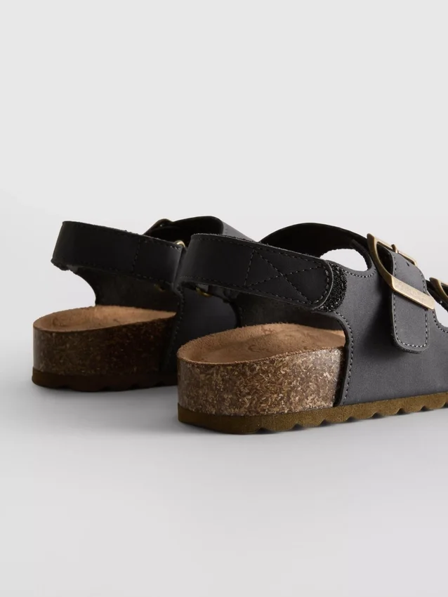 Kaksinkertaisella soljella varustetut slingback-sandaalit