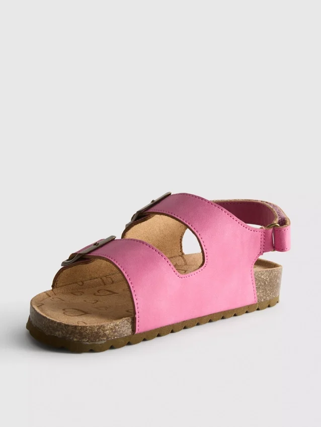 Kaksinkertaisella soljella varustetut slingback-sandaalit