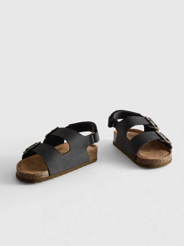 Kaksinkertaisella soljella varustetut slingback-sandaalit