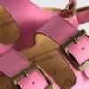 Kaksinkertaisella soljella varustetut slingback-sandaalit