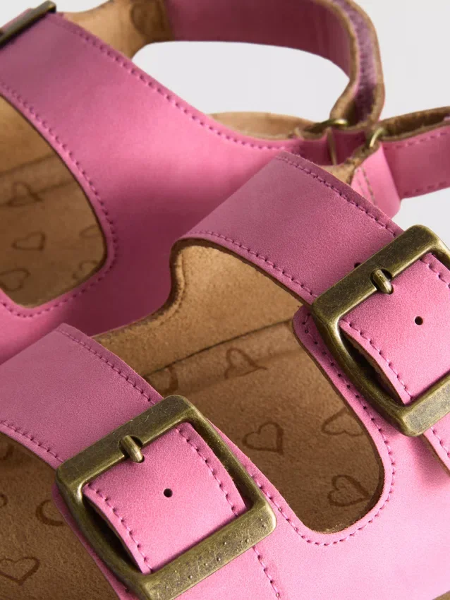 Kaksinkertaisella soljella varustetut slingback-sandaalit