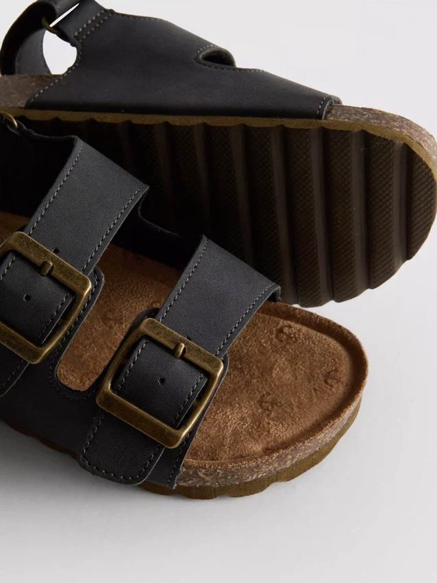 Kaksinkertaisella soljella varustetut slingback-sandaalit