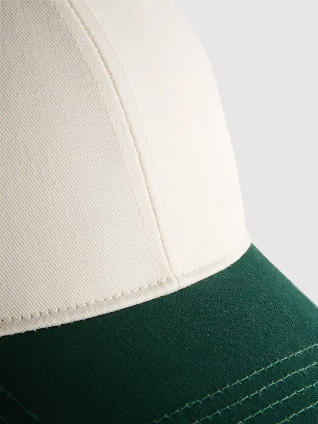 Kaksisävyinen baseball-lippis