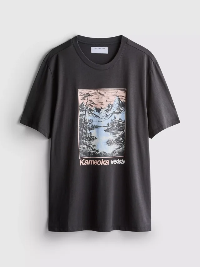 Kameoka-grafiikkat-kauluspaita