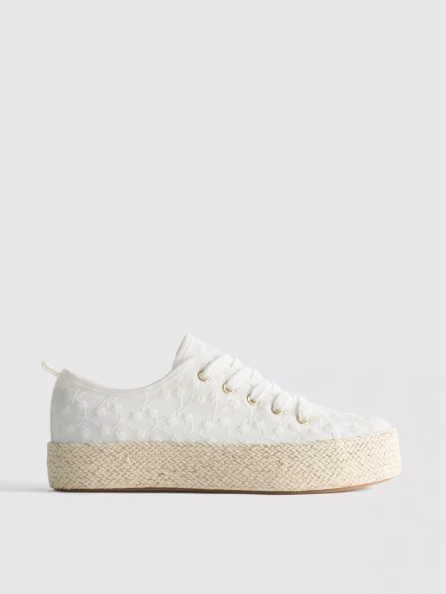 Kangas- ja juuttipohjaiset flatform-tennarit