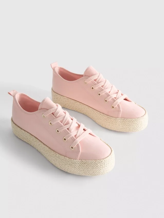Kangas- ja juuttipohjaiset flatform-tennarit