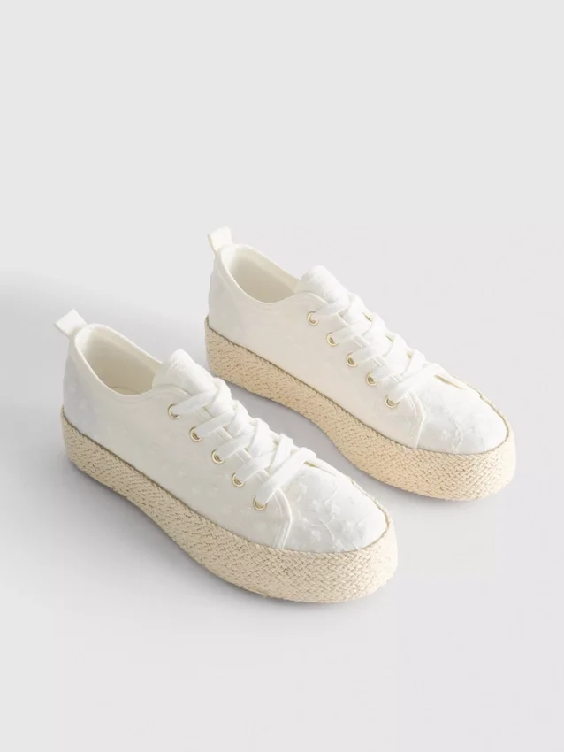 Kangas- ja juuttipohjaiset flatform-tennarit