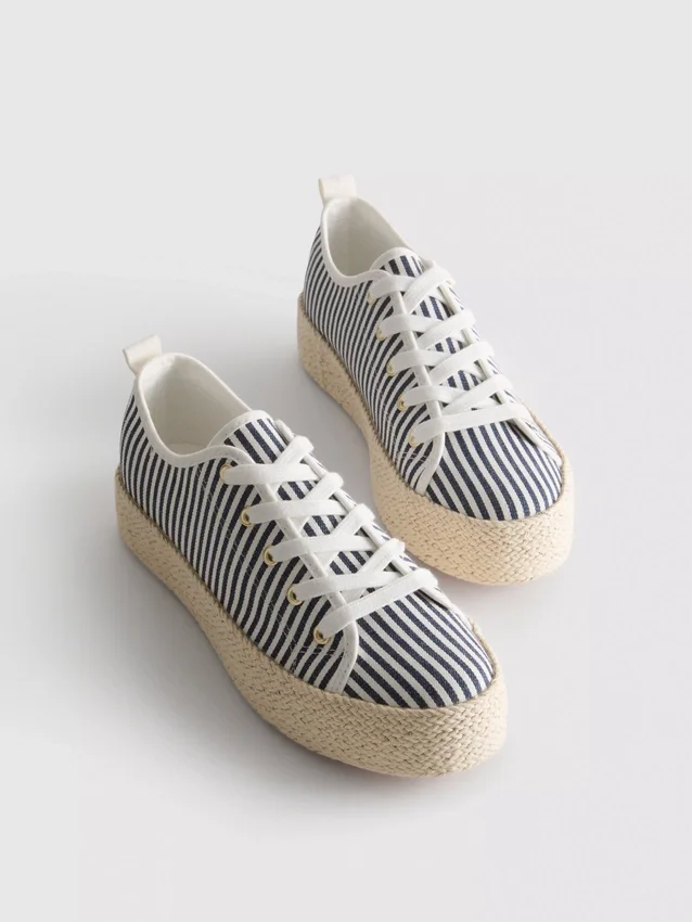 Kangas- ja juuttipohjaiset flatform-tennarit