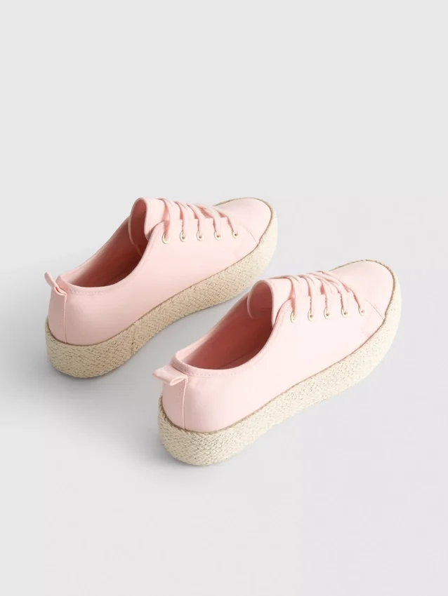 Kangas- ja juuttipohjaiset flatform-tennarit