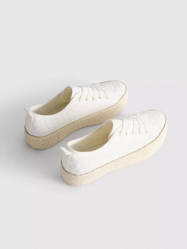 Kangas- ja juuttipohjaiset flatform-tennarit
