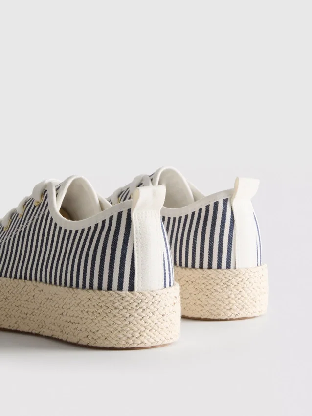 Kangas- ja juuttipohjaiset flatform-tennarit