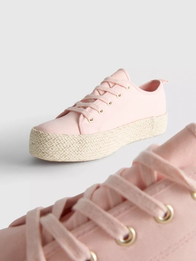 Kangas- ja juuttipohjaiset flatform-tennarit