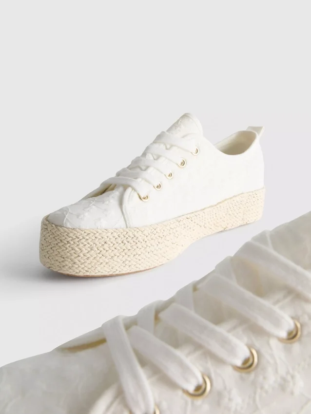 Kangas- ja juuttipohjaiset flatform-tennarit
