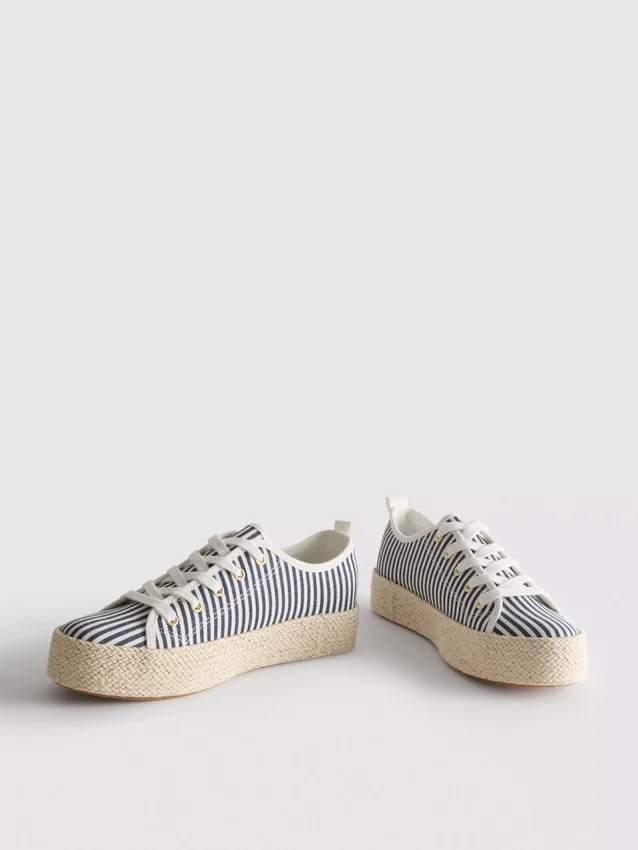Kangas- ja juuttipohjaiset flatform-tennarit