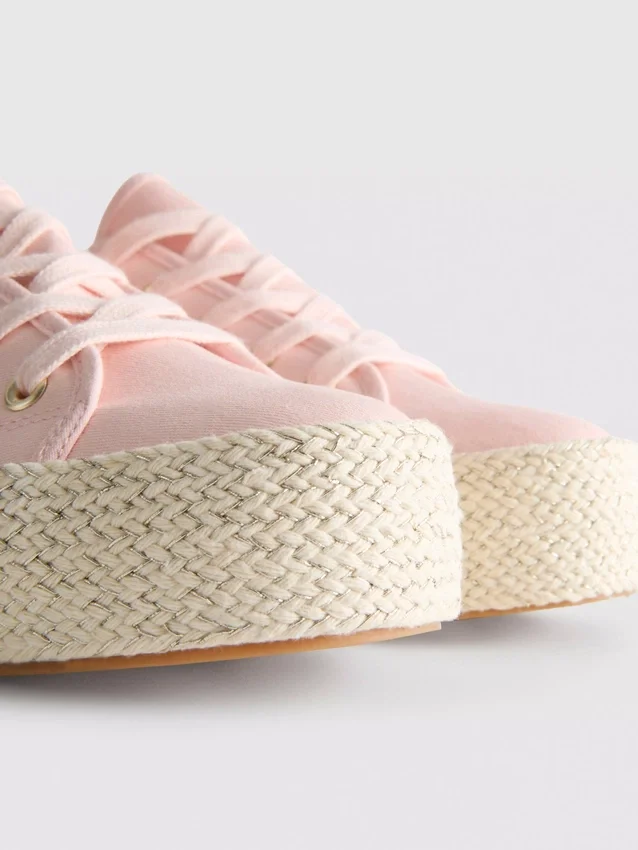 Kangas- ja juuttipohjaiset flatform-tennarit