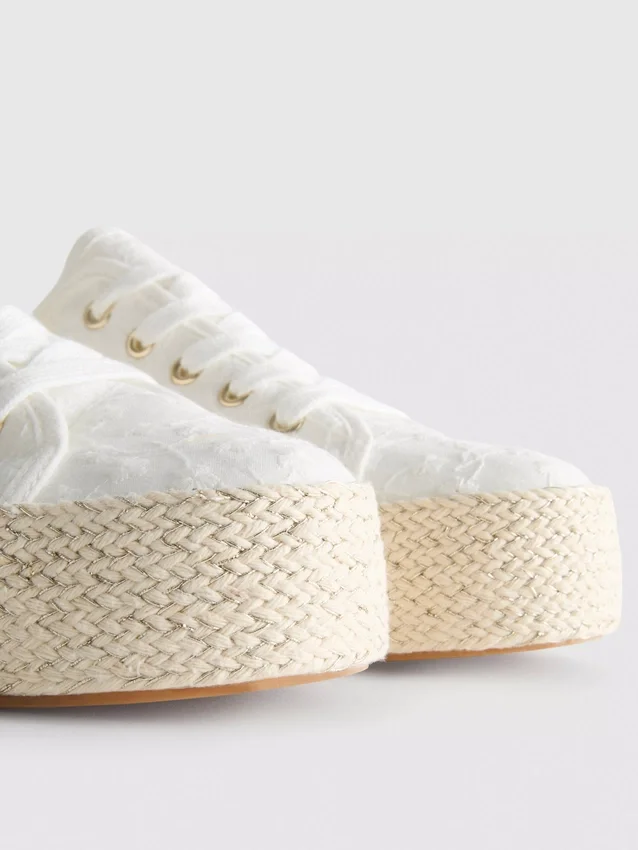 Kangas- ja juuttipohjaiset flatform-tennarit