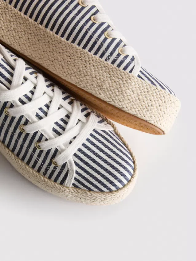 Kangas- ja juuttipohjaiset flatform-tennarit