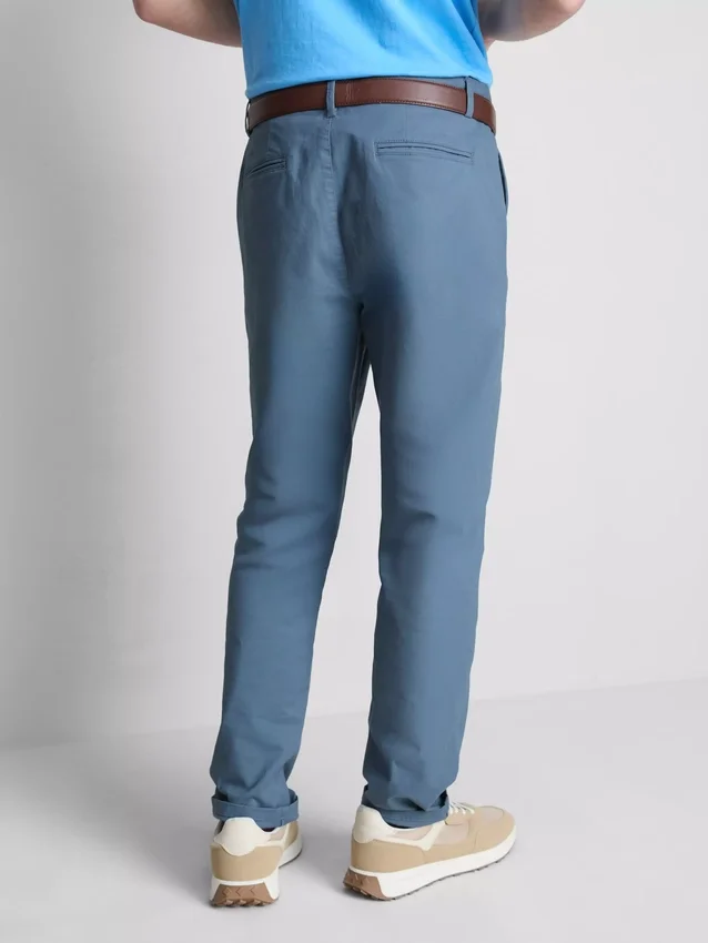 Kapeat chino-housut