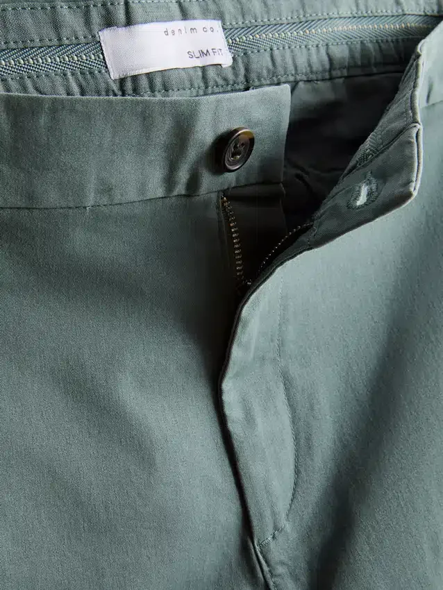 Kapeat chino-housut