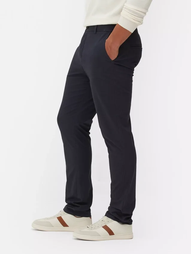 Kapeat joustavat chino-housut