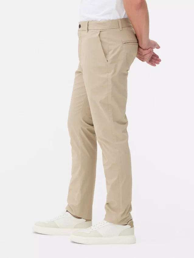 Kapeat joustavat chino-housut