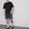 Keskikorkeat, kapeat denimshortsit