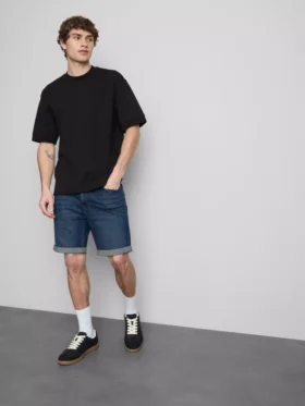 Keskikorkeat, kapeat denimshortsit