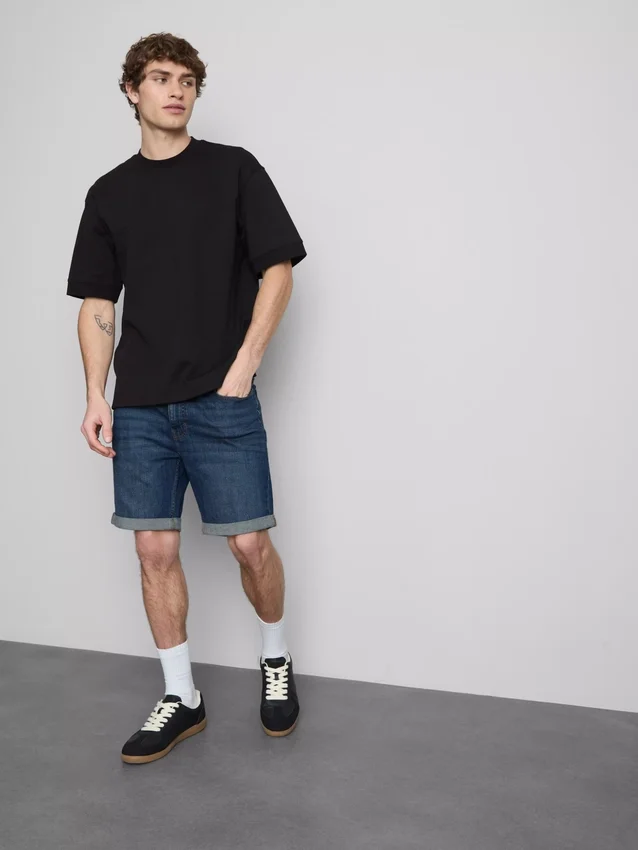 Keskikorkeat, kapeat denimshortsit