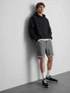 Keskikorkeat, kapeat denimshortsit