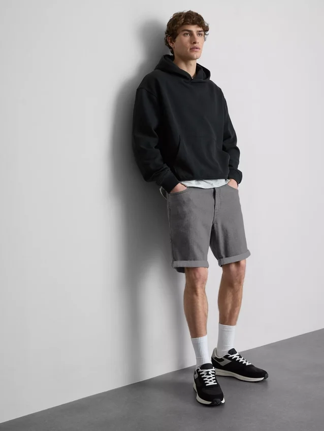 Keskikorkeat, kapeat denimshortsit