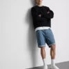 Keskikorkeat, kapeat denimshortsit