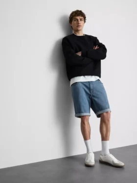 Keskikorkeat, kapeat denimshortsit