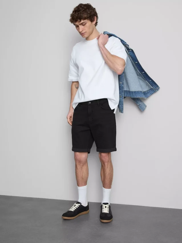 Keskikorkeat, kapeat denimshortsit