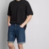 Keskikorkeat, kapeat denimshortsit