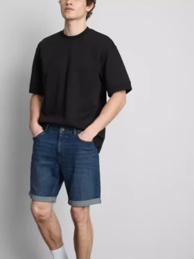 Keskikorkeat, kapeat denimshortsit
