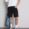 Keskikorkeat, kapeat denimshortsit